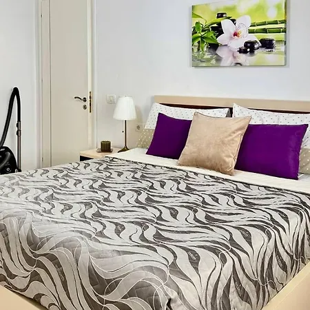 White Coast Apartment *