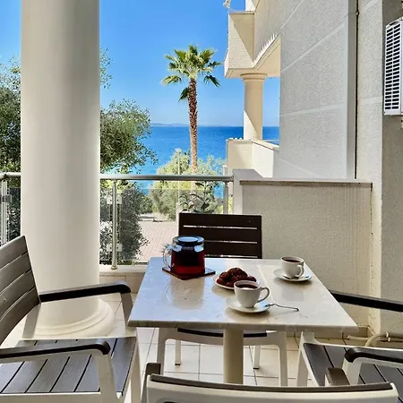 White Coast Apartment *